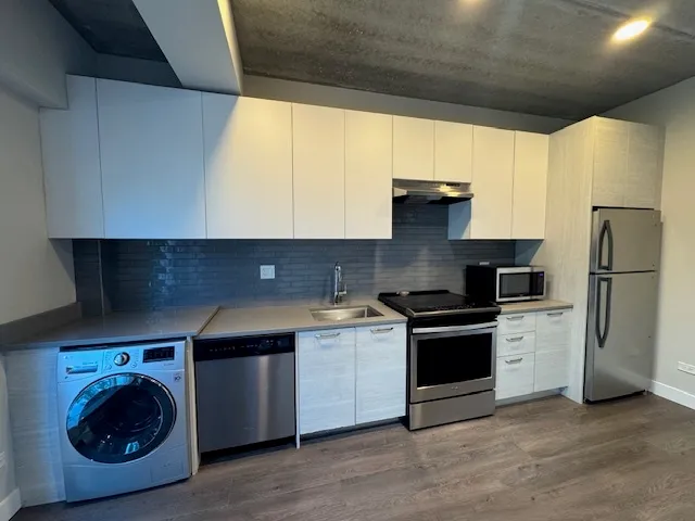 $1,425 | 2407 West Eastwood Avenue, Unit 406, Chicago, IL 60625