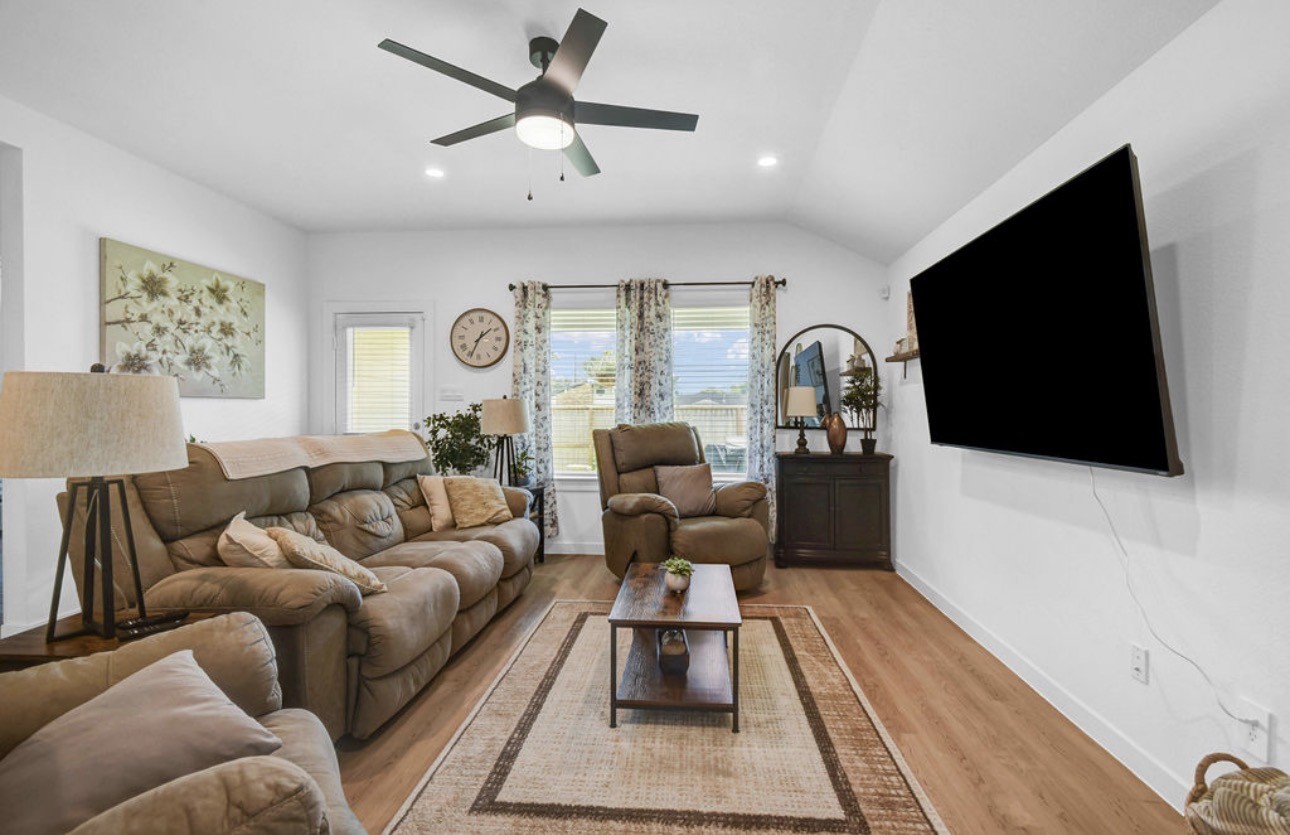 328 Amy Street Angleton, TX 77515 - Photo 12 of 26