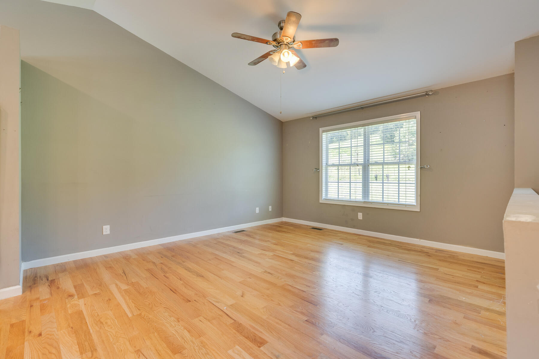 3105 Reservoir Road Kingsport, TN 37660 - Photo 4 of 22 006