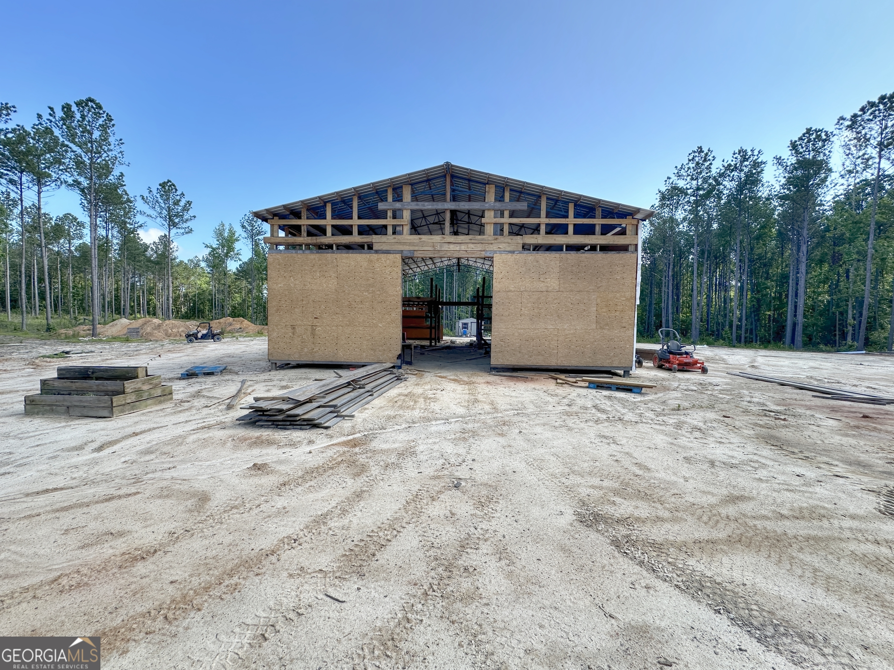 a view of a house with backyard and trees
