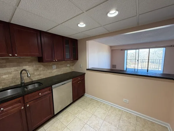 $1,800 | 475 Plum Creek Drive, Unit 209, Wheeling, IL 60090