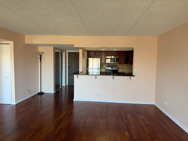 $1,800 | 475 Plum Creek Drive, Unit 209, Wheeling, IL 60090