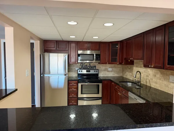 $1,800 | 475 Plum Creek Drive, Unit 209, Wheeling, IL 60090