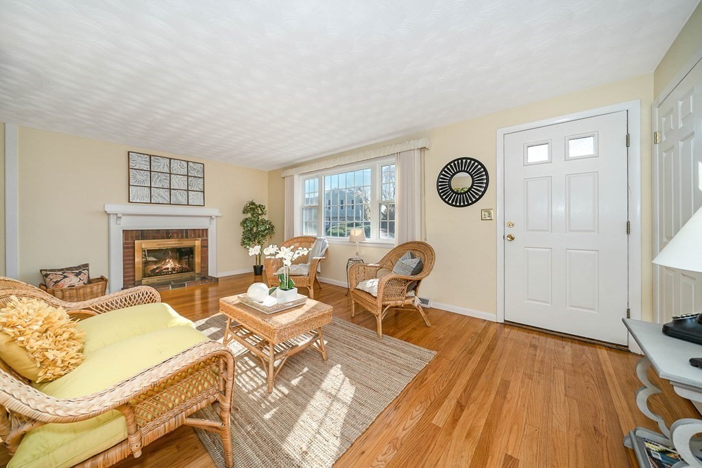 28 Robin Hood Road Marlborough, MA 01752 - Photo 3 of 32 Gallery Image 3