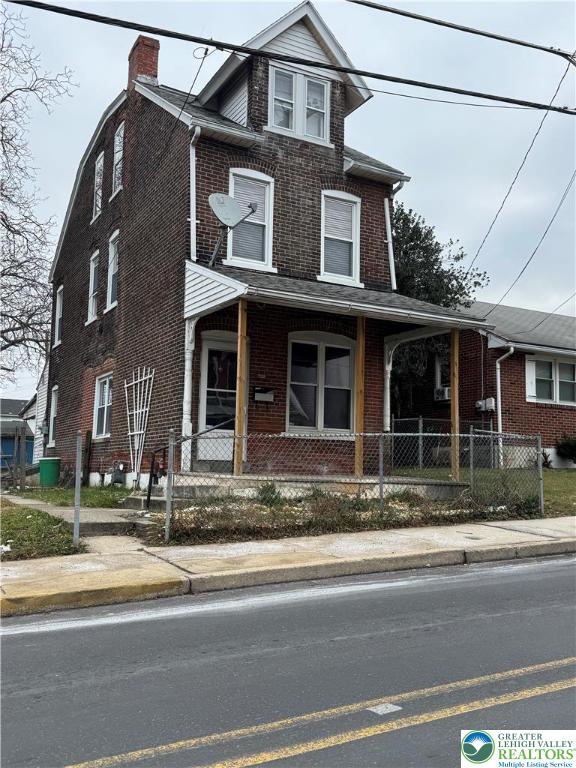 a brick building that has a lots of windows
