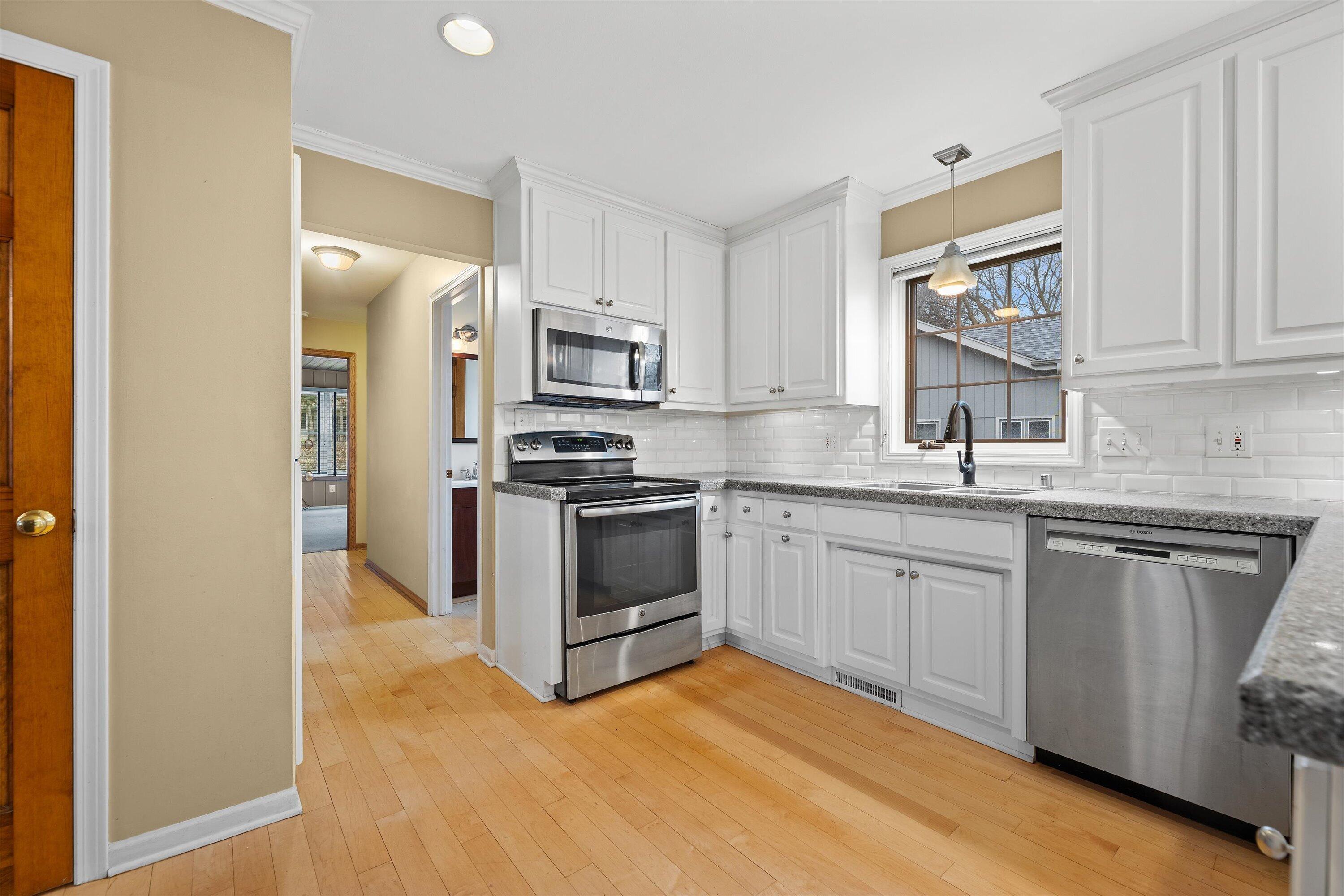 1365 Poplar Ridge Court Brookfield, WI 53045 - Photo 10 of 39 24-IMG_8039