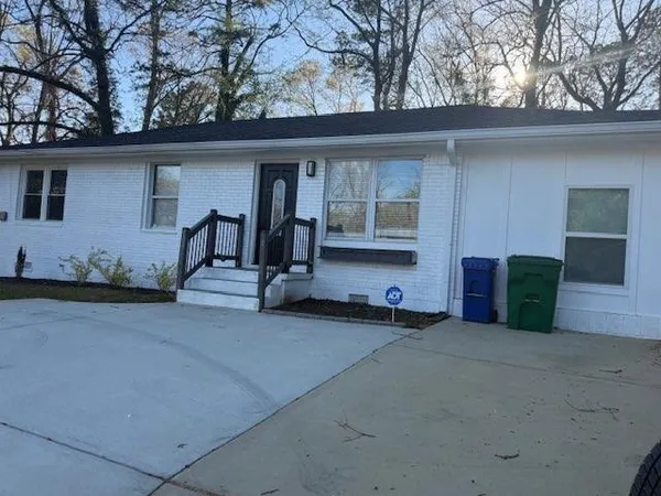 a view of a house with backyard