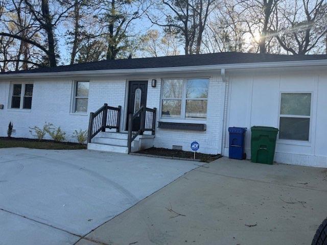 a view of a house with backyard