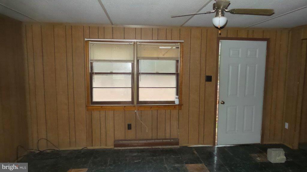 6220 Fooks Mill Road Rhodesdale, MD 21659 - Photo 5 of 13 Living Room
