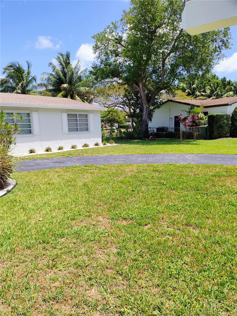 Kendall Miami, FL 33176 - Photo 4 of 28 a front view of house with yard and trees in the background