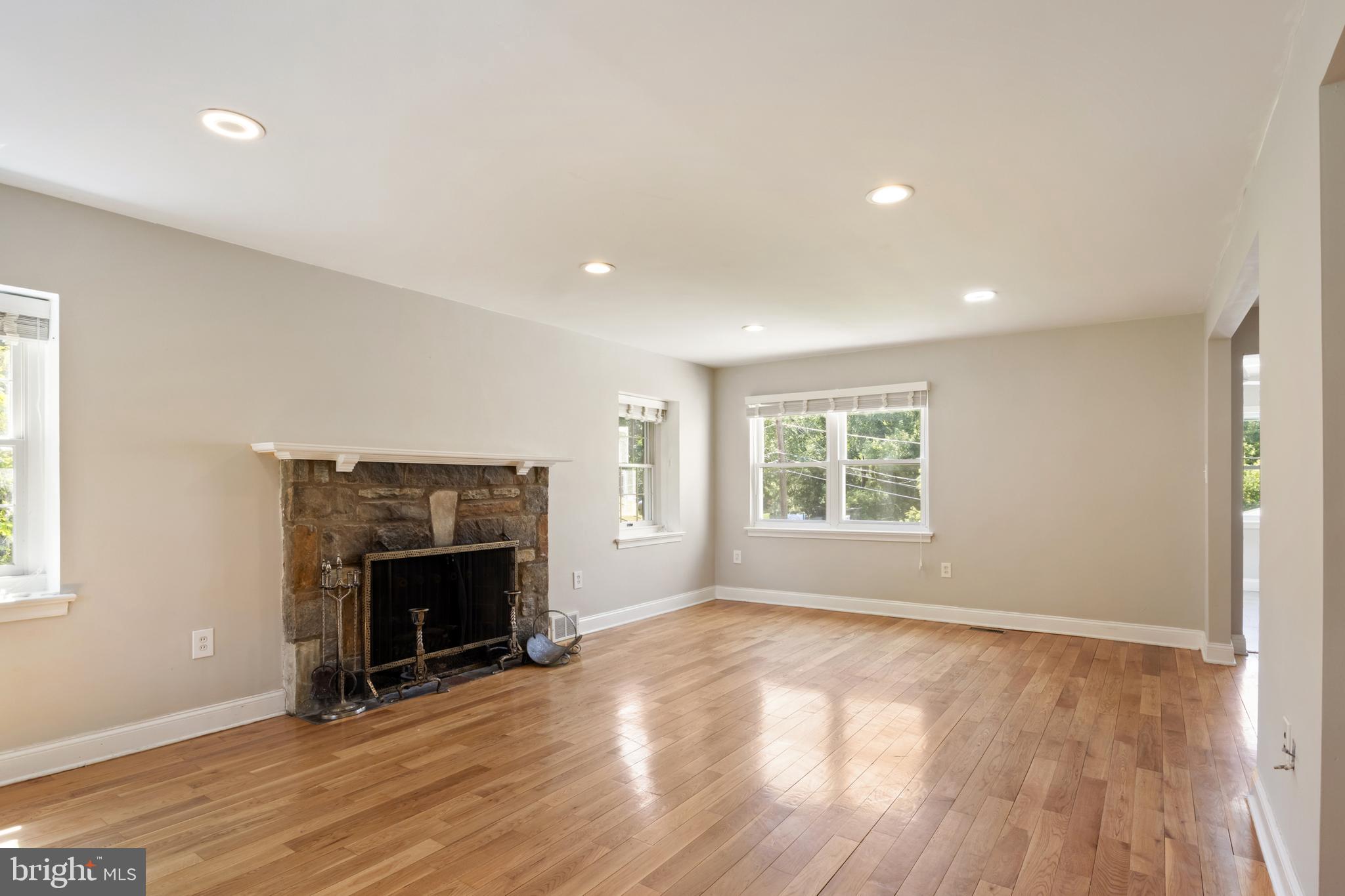 14 Beryl Road Cheltenham, PA 19012 - Photo 8 of 49 Living Room