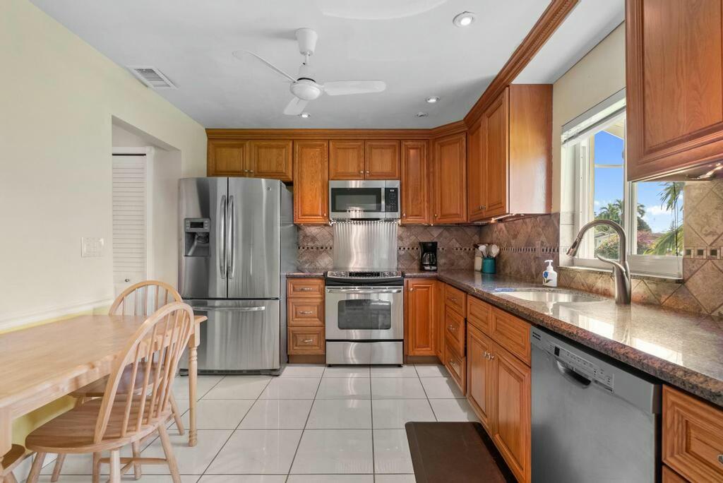 6074 Lasalle Road Delray Beach, FL 33484 - Photo 7 of 37 Updated Kitchen