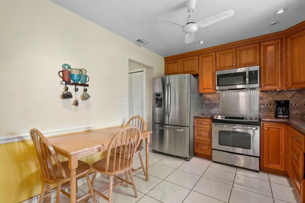 6074 Lasalle Road Delray Beach, FL 33484 - Photo 8 of 37 Kitchen