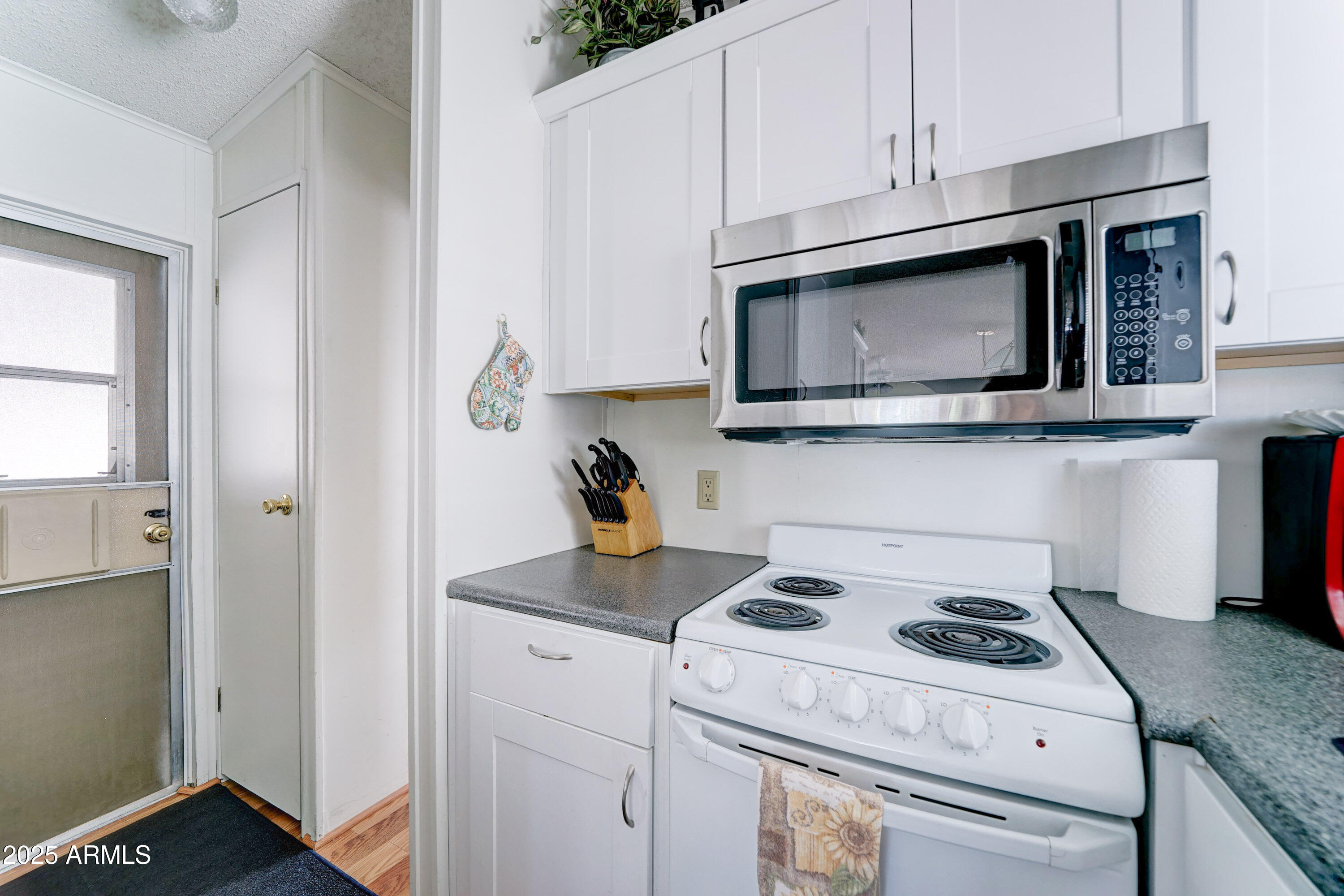 111 South Greenfield Road, Unit 481 Mesa, AZ 85206 - Photo 10 of 22 a kitchen with a stove and a microwave