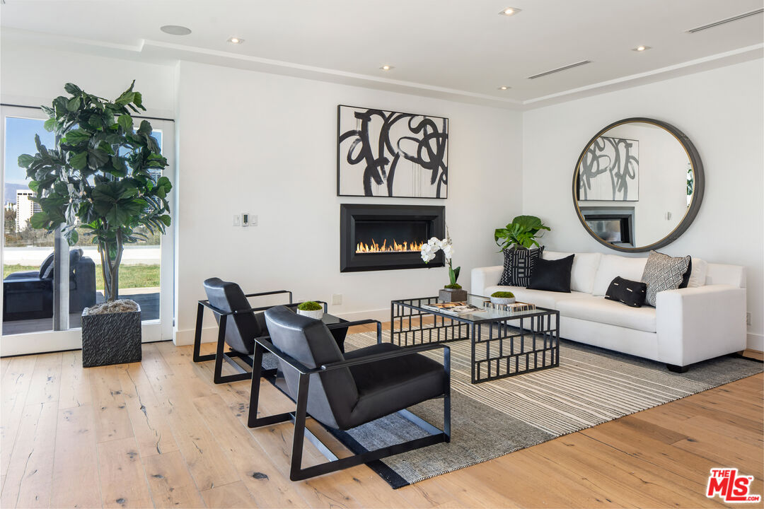 10901 Terryview Drive Studio City, CA 91604 - Photo 12 of 39