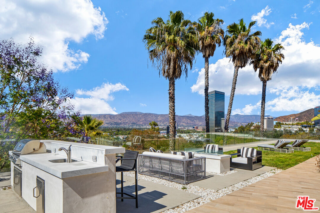 10901 Terryview Drive Studio City, CA 91604 - Photo 14 of 39