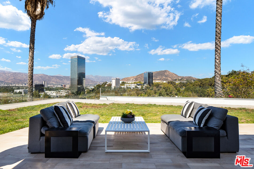 10901 Terryview Drive Studio City, CA 91604 - Photo 15 of 39