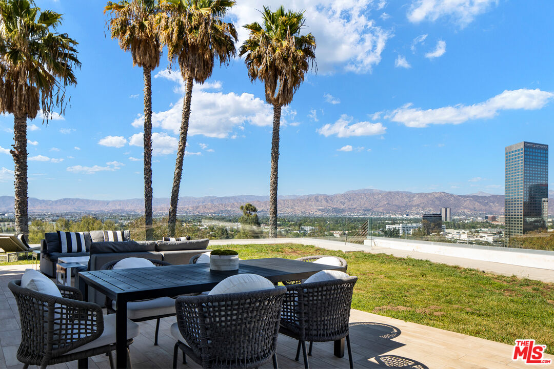 10901 Terryview Drive Studio City, CA 91604 - Photo 16 of 39