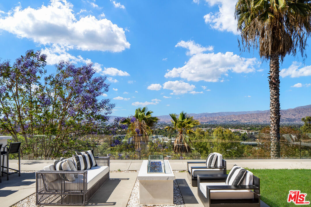 10901 Terryview Drive Studio City, CA 91604 - Photo 19 of 39