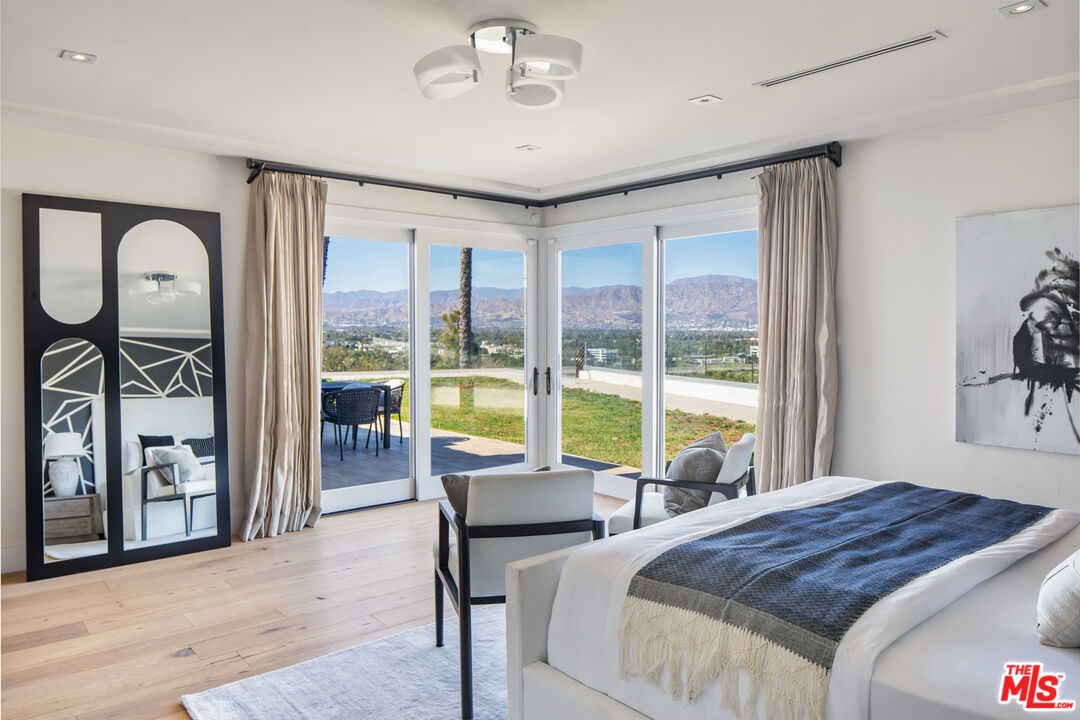 10901 Terryview Drive Studio City, CA 91604 - Photo 21 of 39