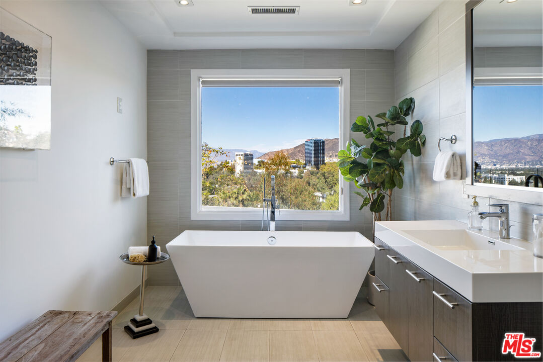 10901 Terryview Drive Studio City, CA 91604 - Photo 24 of 39