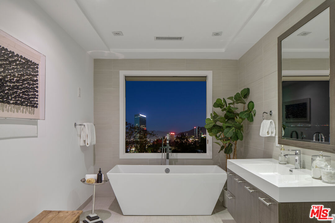 10901 Terryview Drive Studio City, CA 91604 - Photo 25 of 39