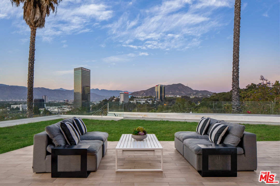 10901 Terryview Drive Studio City, CA 91604 - Photo 35 of 39