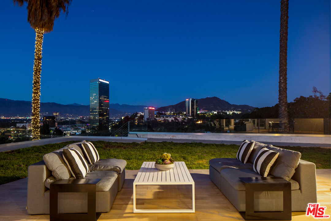 10901 Terryview Drive Studio City, CA 91604 - Photo 36 of 39