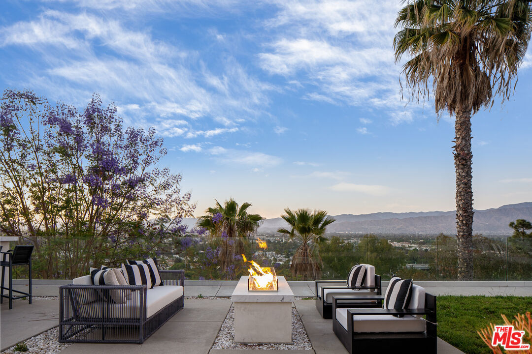 10901 Terryview Drive Studio City, CA 91604 - Photo 37 of 39