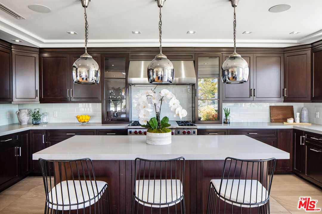 10901 Terryview Drive Studio City, CA 91604 - Photo 6 of 39