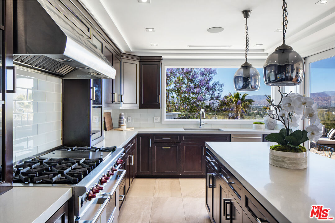 10901 Terryview Drive Studio City, CA 91604 - Photo 7 of 39