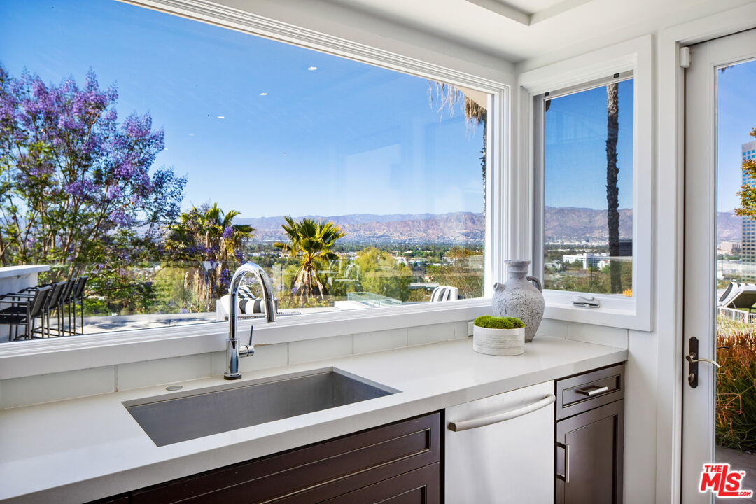 10901 Terryview Drive Studio City, CA 91604 - Photo 8 of 39