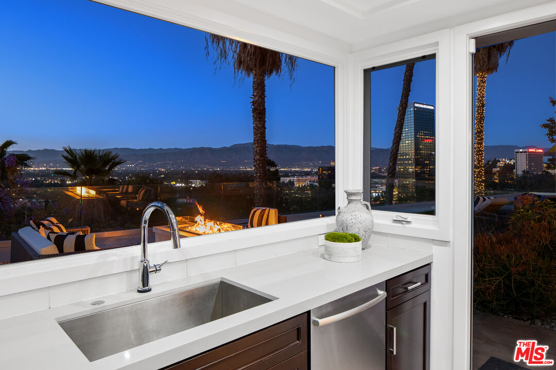 10901 Terryview Drive Studio City, CA 91604 - Photo 9 of 39