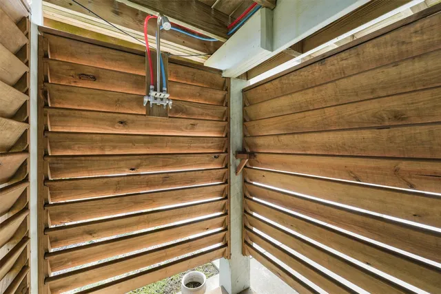 a view of an house with backyard