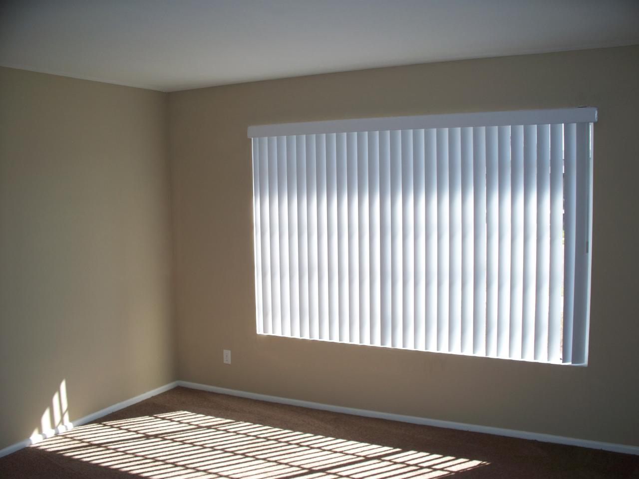 2608 West Lawrence Road Phoenix, AZ 85017 - Photo 5 of 13 living room
