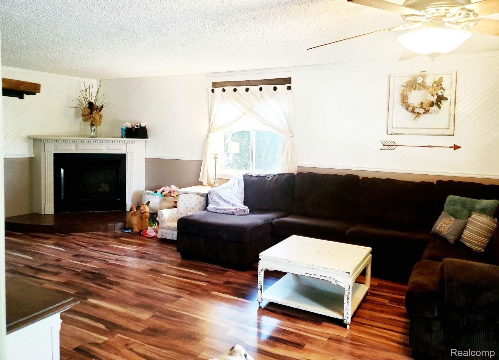 3885 Lippincott Road Lapeer, MI 48446 - Photo 5 of 26 Lippincott livingroom1.jpg