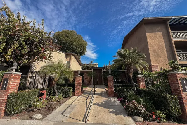 $649,900 | 12200 Montecito Road, Unit H207, Seal Beach, CA 90740