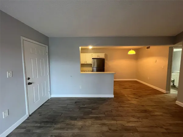 $1,800 | 400 Palm Circle West, Unit 302, Pembroke Pines, FL 33025