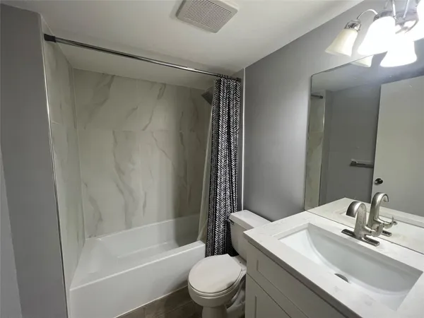 $1,800 | 400 Palm Circle West, Unit 302, Pembroke Pines, FL 33025