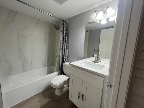 $1,800 | 400 Palm Circle West, Unit 302, Pembroke Pines, FL 33025