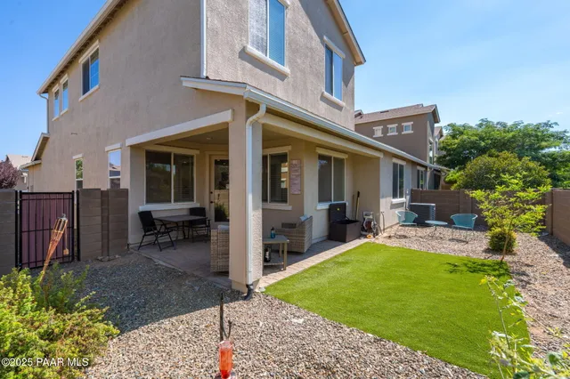 a view of outdoor space yard and porch