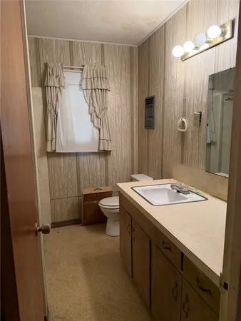 en empty room with windows and ceiling fan