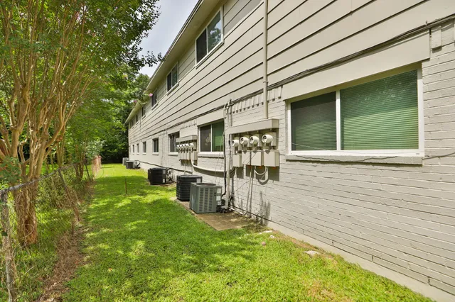 a view of a back yard