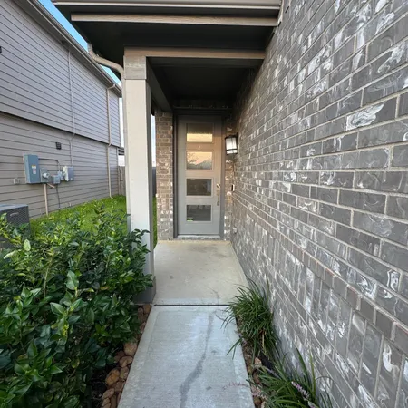 a view of a pathway along the building
