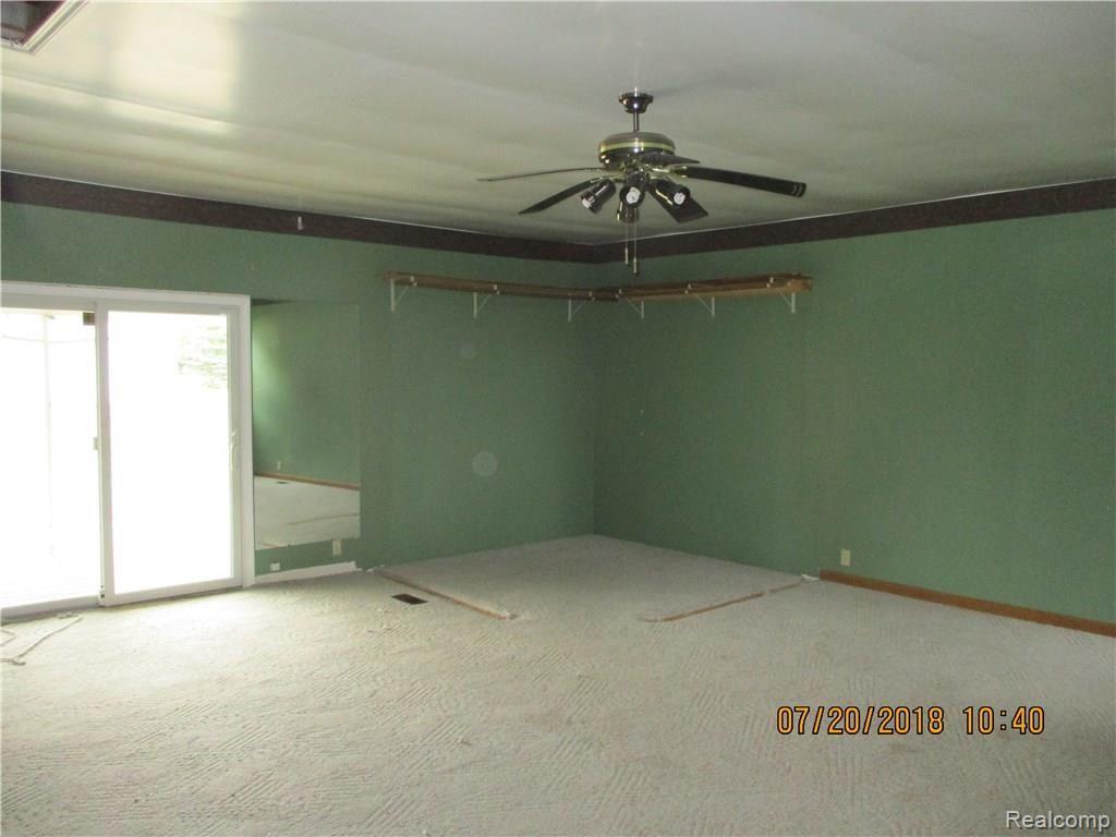 6433 Fenton Road Flint, MI 48507 - Photo 4 of 15 IMG_0245.JPG
