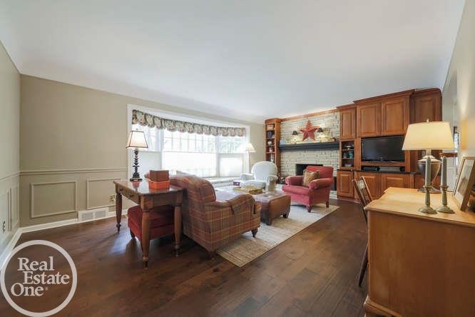 87 Ridge Road Grosse Pointe, MI 48236 - Photo 6 of 43 31330107-5.JPG