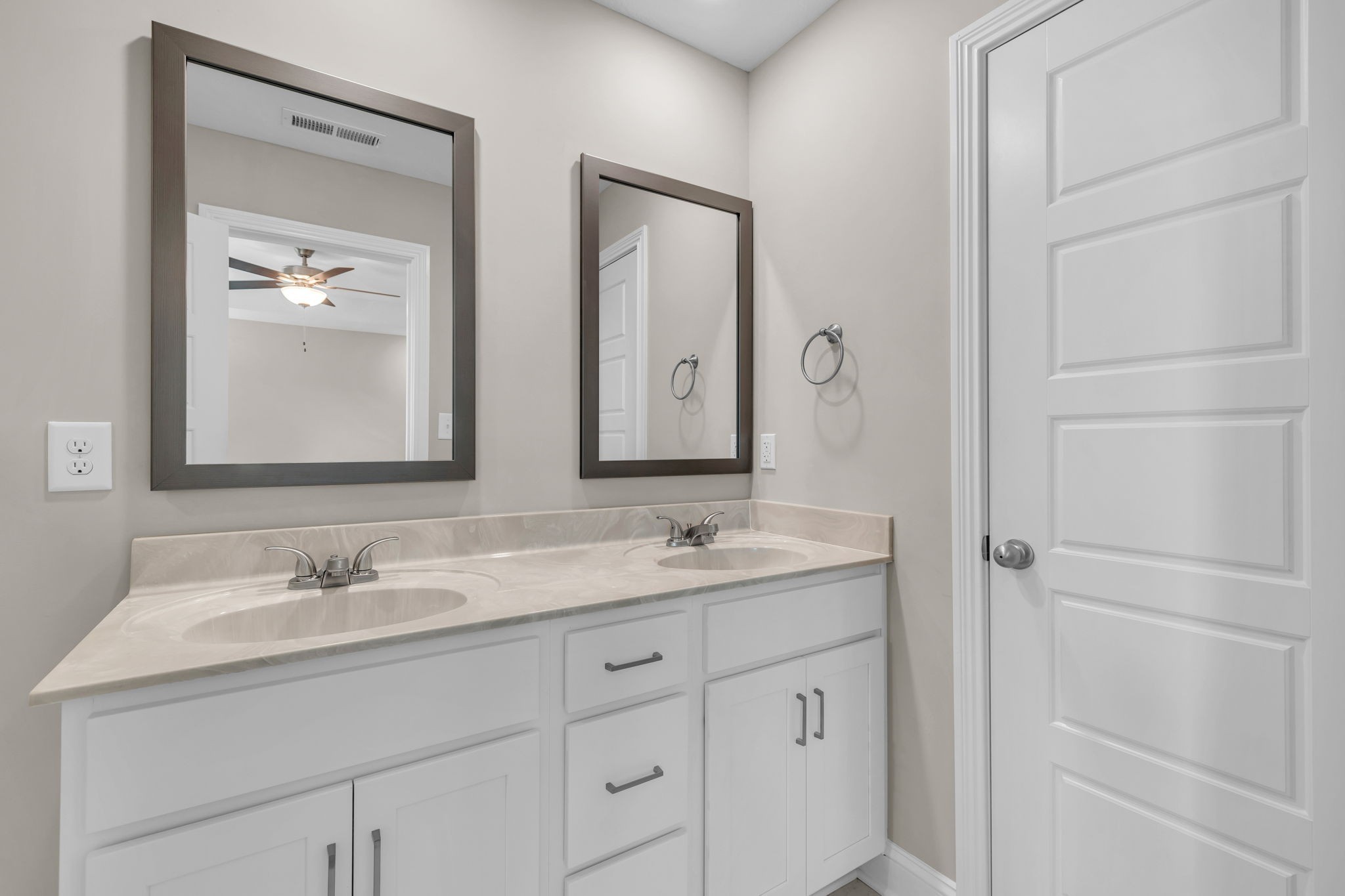 631 Avondale Road Oak Grove, KY 42262 - Photo 29 of 48 a bathroom with 2 sink and a mirror