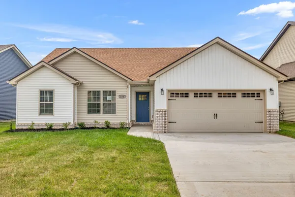 a view of a house with yard