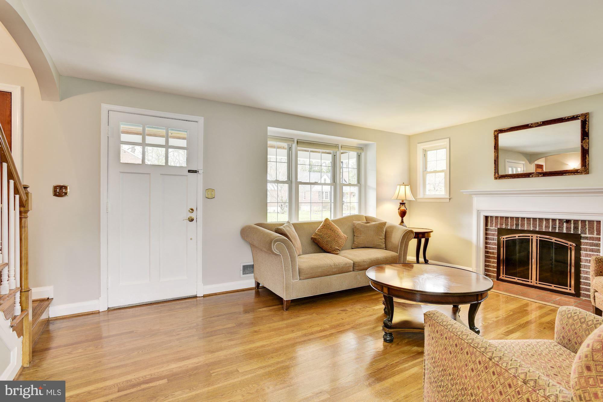 31 Dungarrie Road Baltimore, MD 21228 - Photo 2 of 35 Main Entrance | Living Room