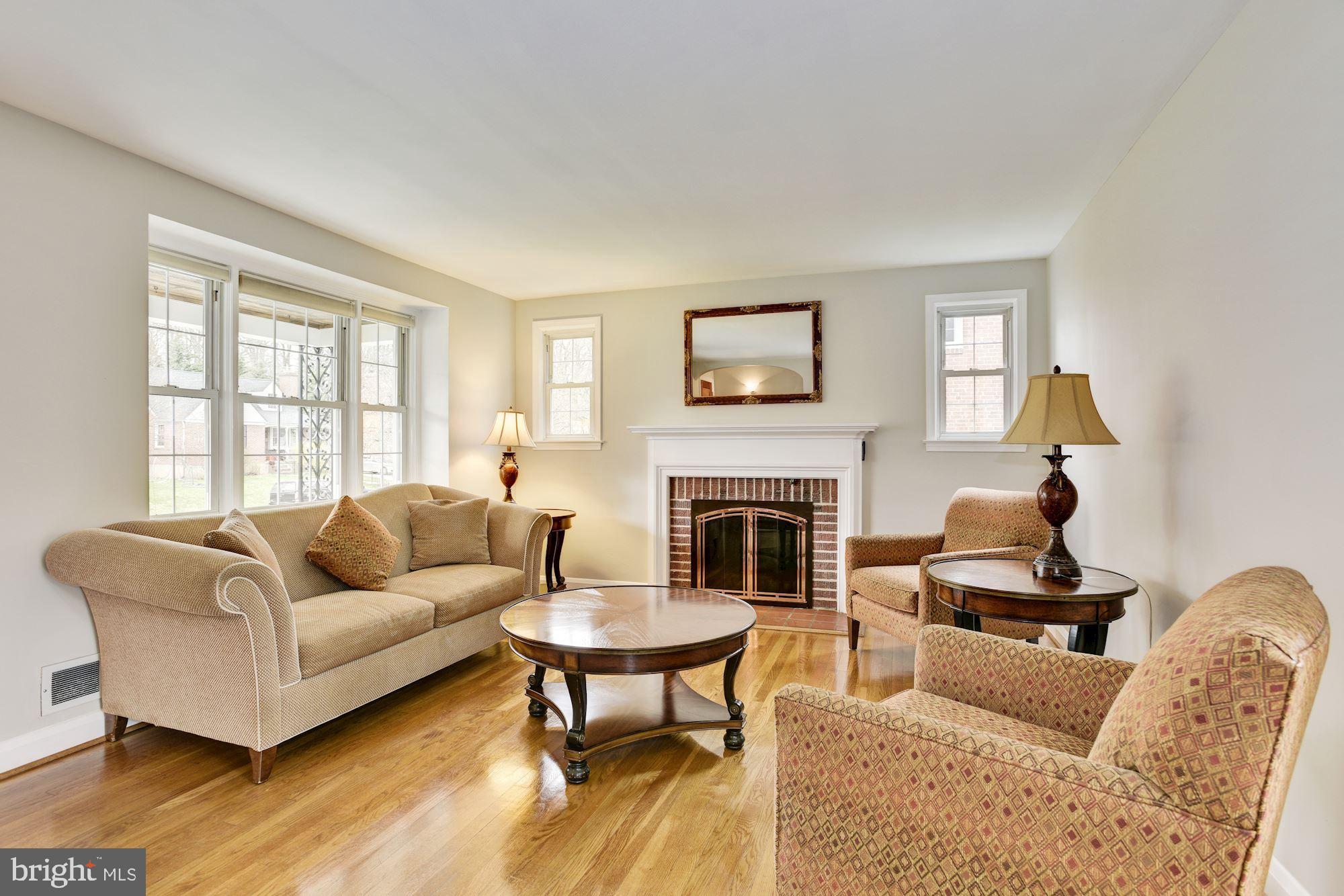 31 Dungarrie Road Baltimore, MD 21228 - Photo 3 of 35 Living Room